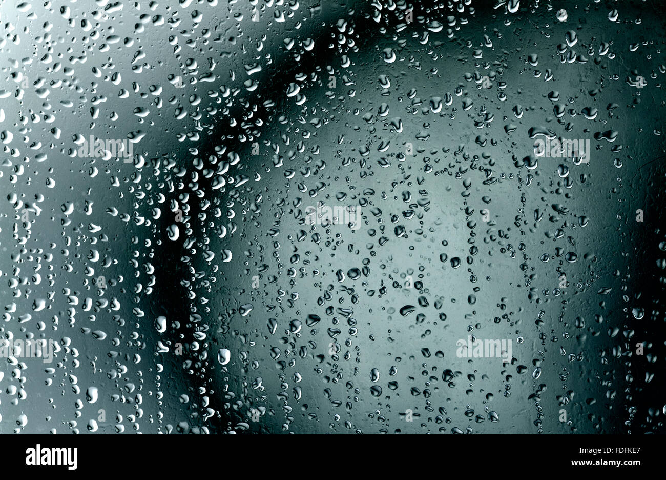 Primo piano delle gocce di pioggia sulla finestra Foto Stock