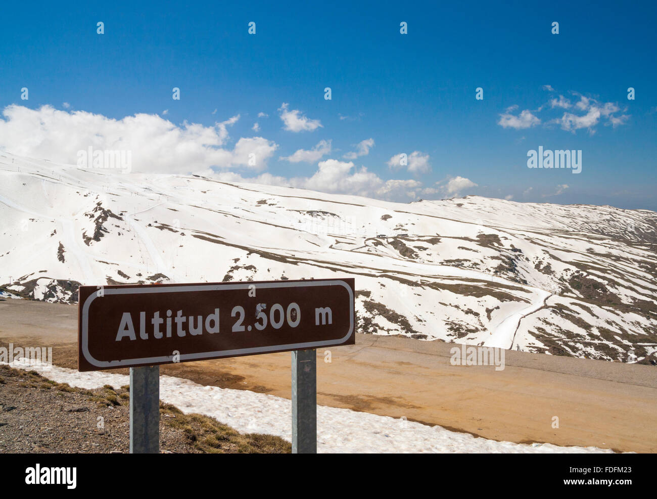 Piste da sci a Ski resort Pradollano vicino a Granada nelle montagne della Sierra Nevada, Andalusia, Spagna Foto Stock