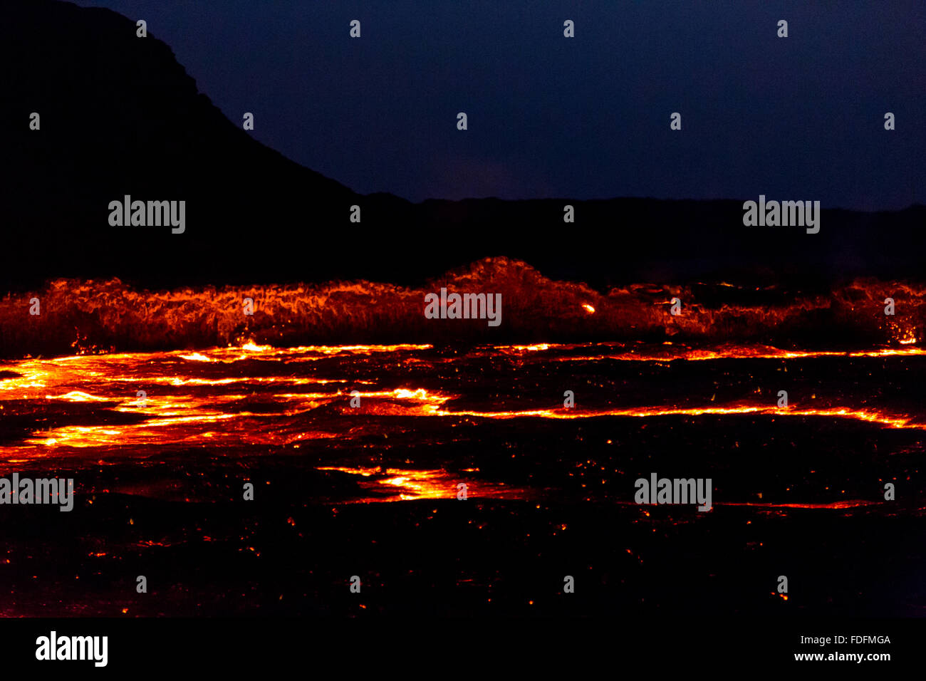 Rosso brillante linee irradiare dalla maggior parte punto attivo dell'Erta Ale del lago di lava Foto Stock