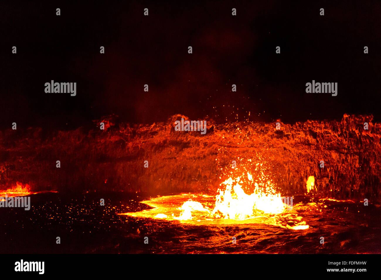 Lava Burst di bolle sulla superficie del lago di lava dell'Erta Ale, Etiopia Foto Stock