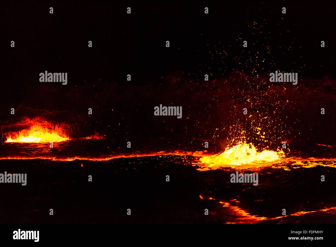 Lava Burst di bolle sulla superficie del lago di lava dell'Erta Ale, Etiopia Foto Stock