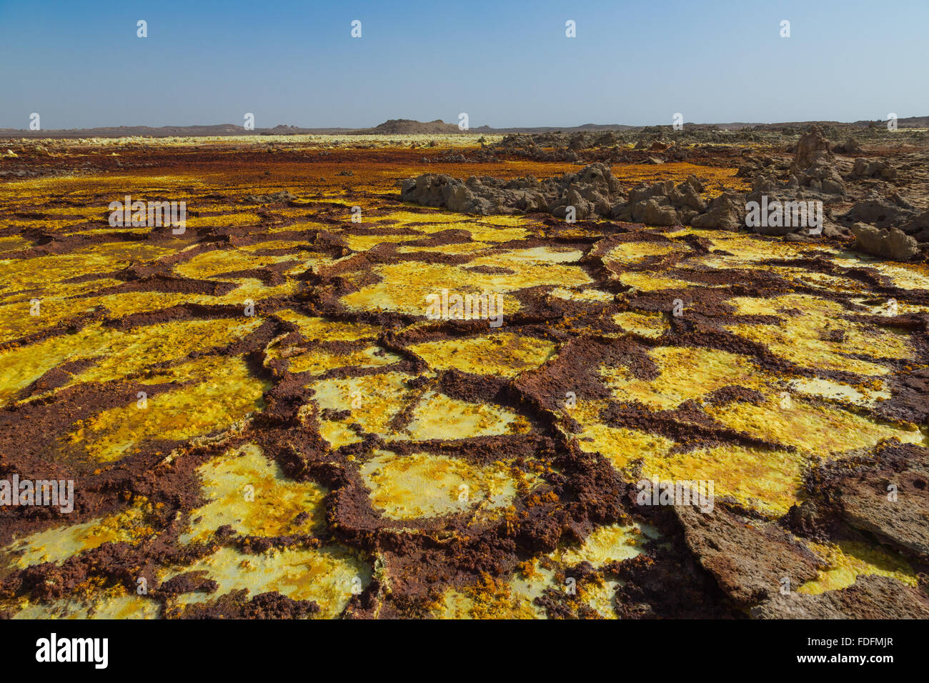 Essiccato Piscine solforose sul vertice del sale di Dallol vulcano, Etiopia Foto Stock