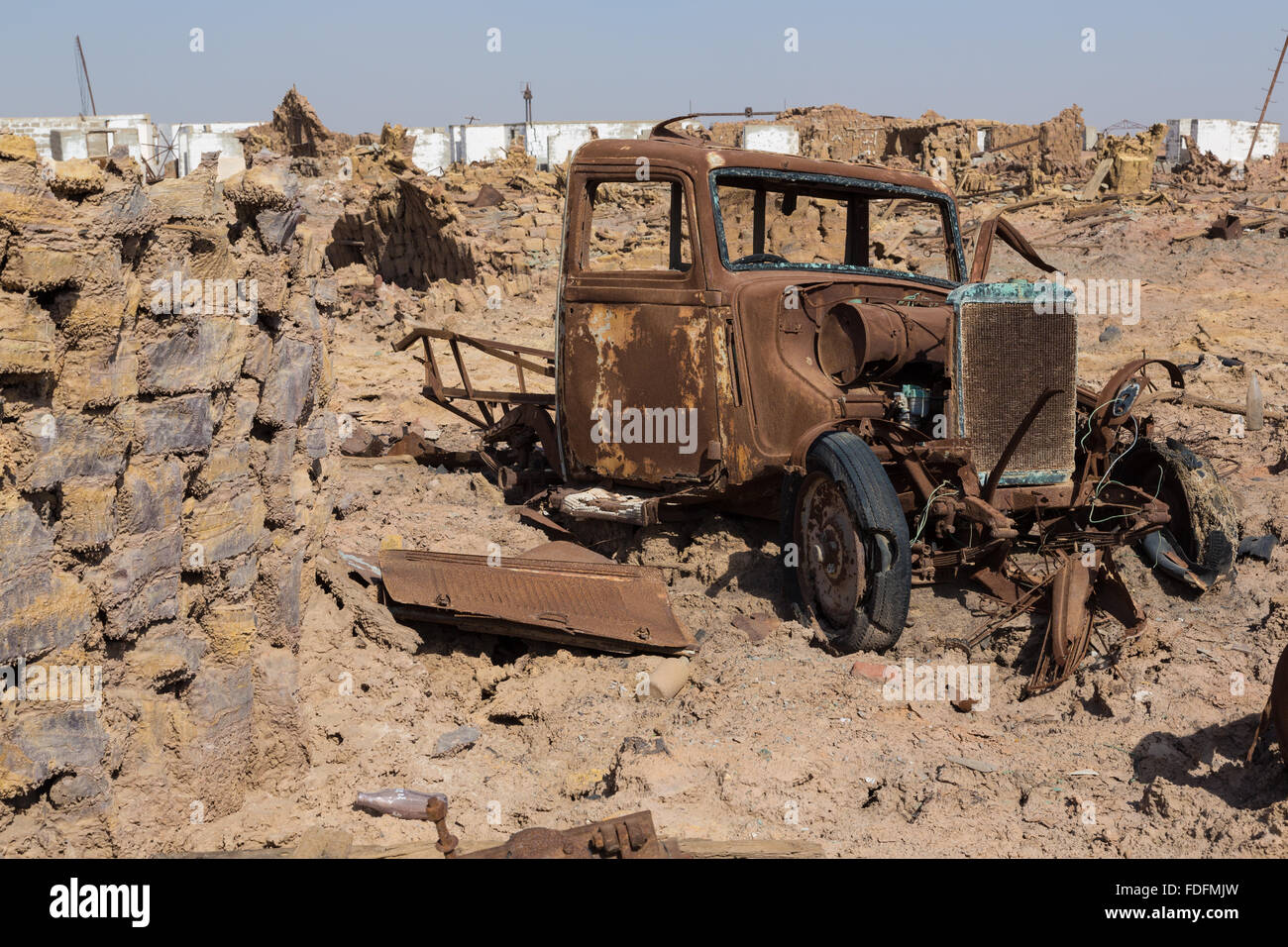 Un arrugginimento carrello lentamente marciscono in abbandonato minerario italiano camp vicino a Dallol in Etiopia. Foto Stock