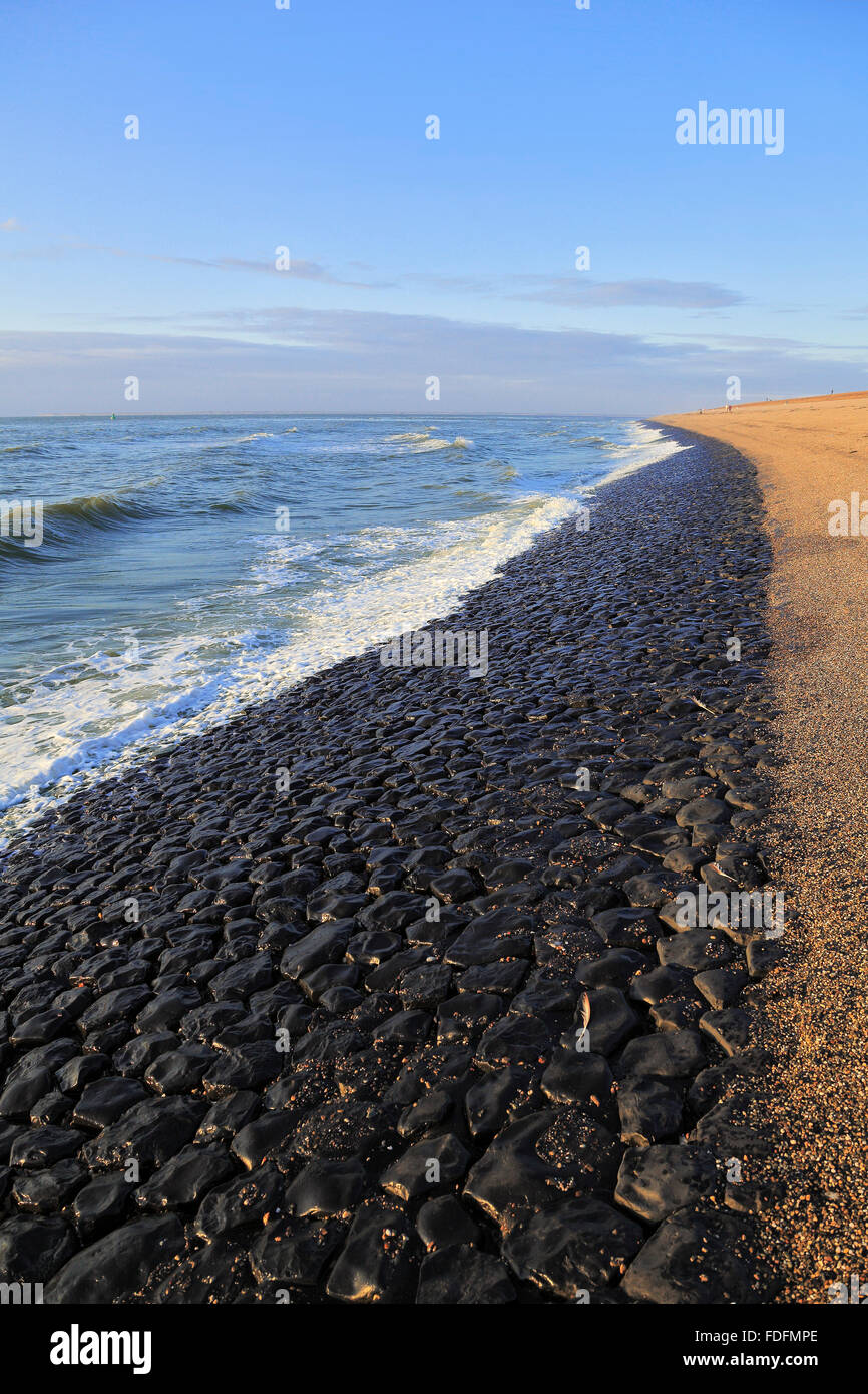 Mare del Nord, spiaggia, banca protezione dalla pietra nera, Den Helder, provincia Olanda Settentrionale, Olanda, Paesi Bassi Foto Stock