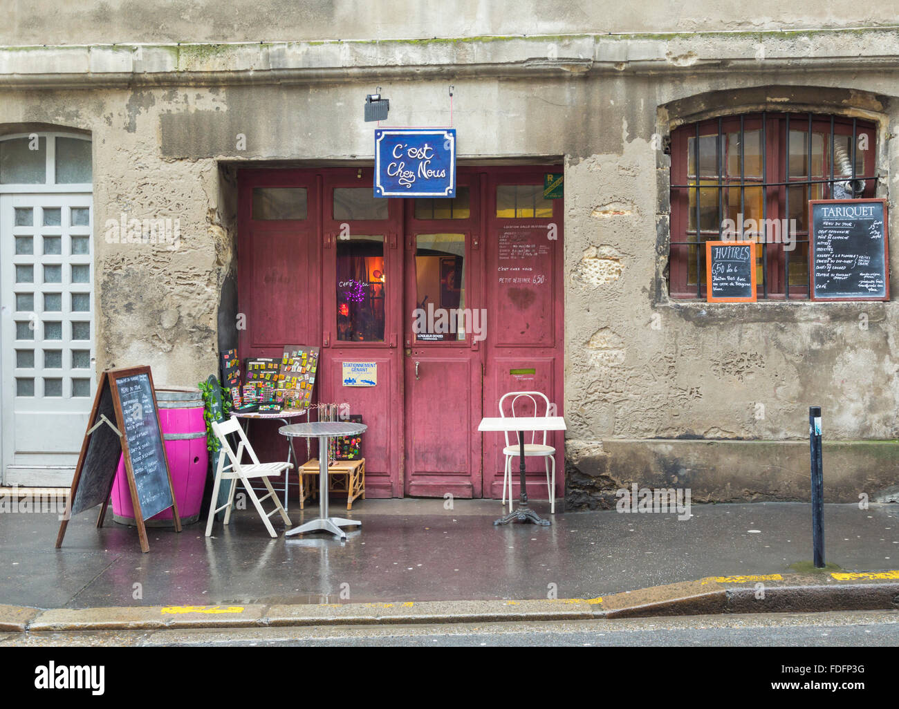Bordeaux, Gironde Department, Aquitaine, Francia. Piccolo cafe. Il centro storico di Bordeaux è un sito Patrimonio Mondiale dell'UNESCO. Foto Stock