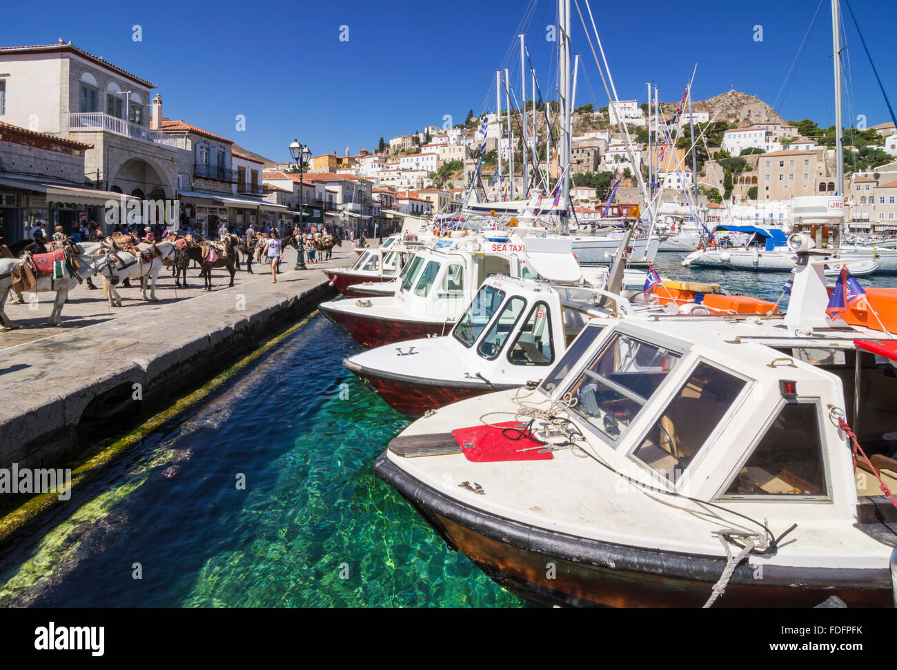 Barche ormeggiate lungo Hydra Town Waterfront, Hydra Island, Grecia Foto Stock