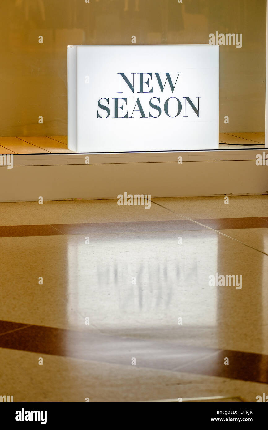 Nuova stagione negozio illuminata la finestra di visualizzazione Foto Stock