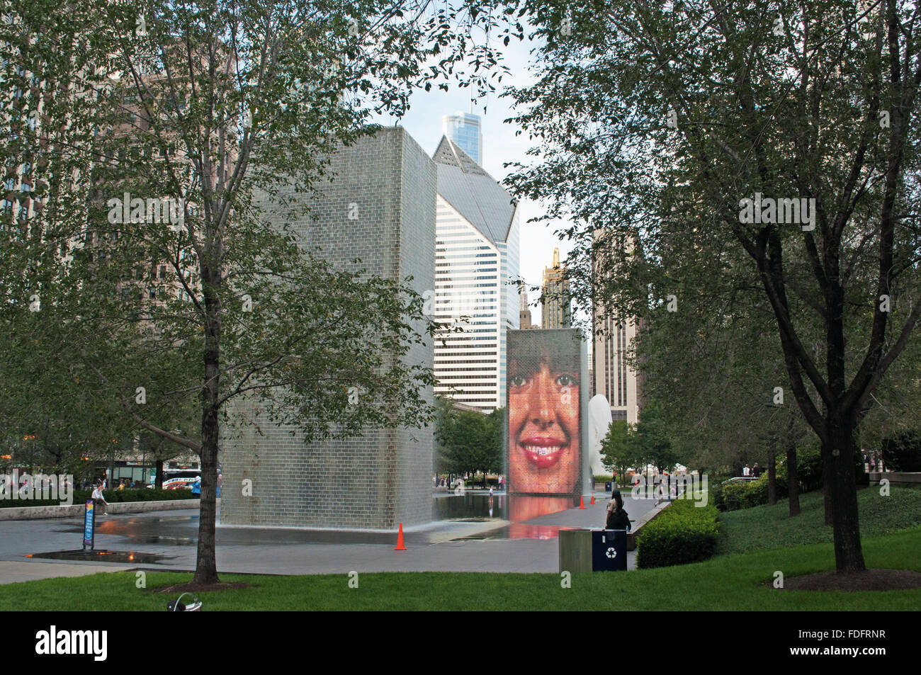 Chicago, Illinois, Stati Uniti d'America: skyline e Fontana di corona da artista catalano Jaume da Plensa a nel Millennium Park Foto Stock