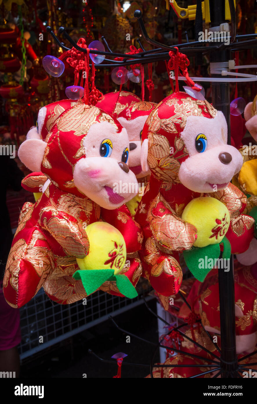 Giocattolo morbido Monkey decorazioni per il nuovo anno cinese della scimmia 2016, a Chinatown Street Market, Chinatown, Singapore Foto Stock