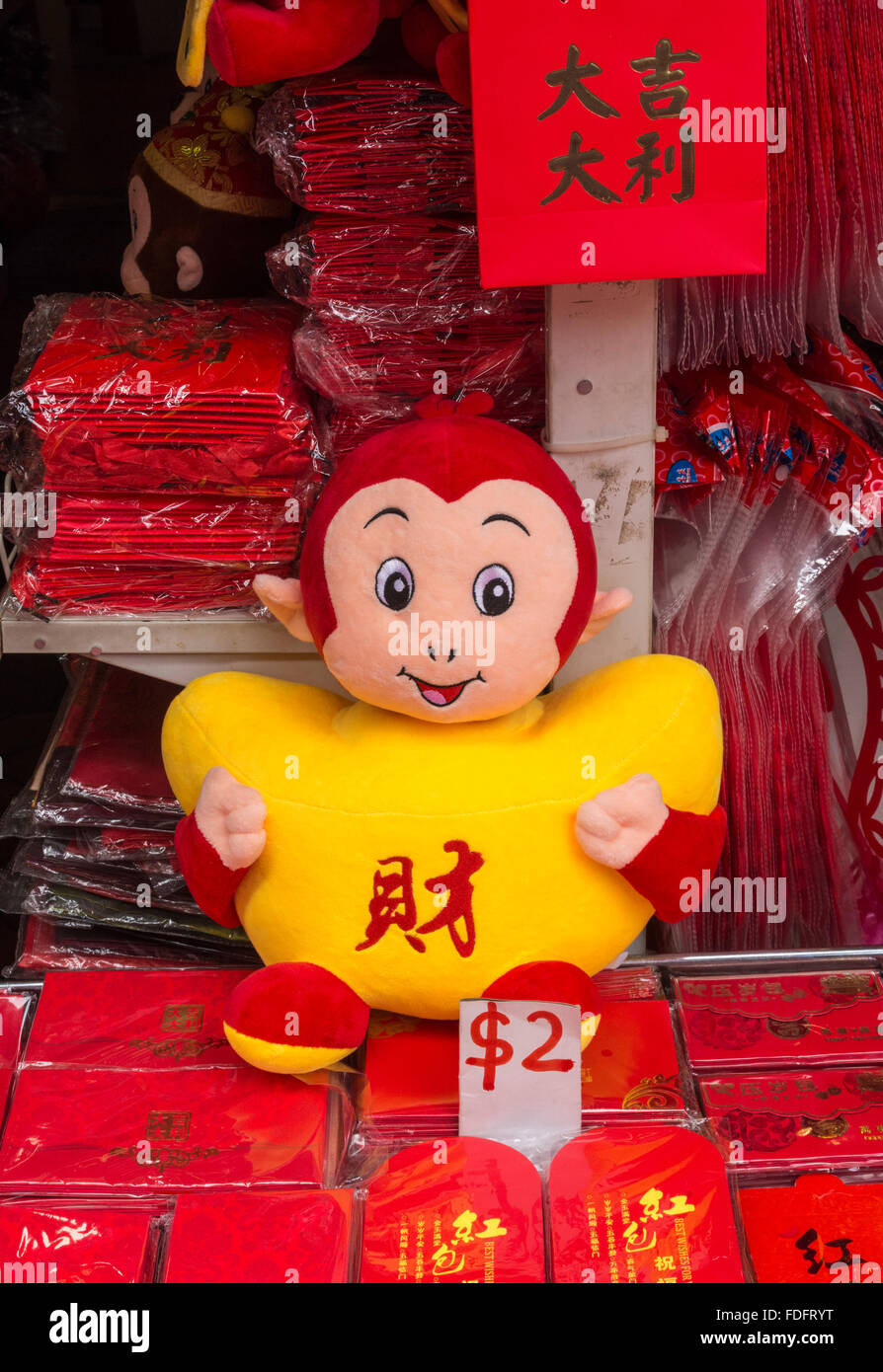 Giocattolo morbido Monkey per il nuovo anno cinese della scimmia a Chinatown Street Market, Chinatown, Singapore Foto Stock