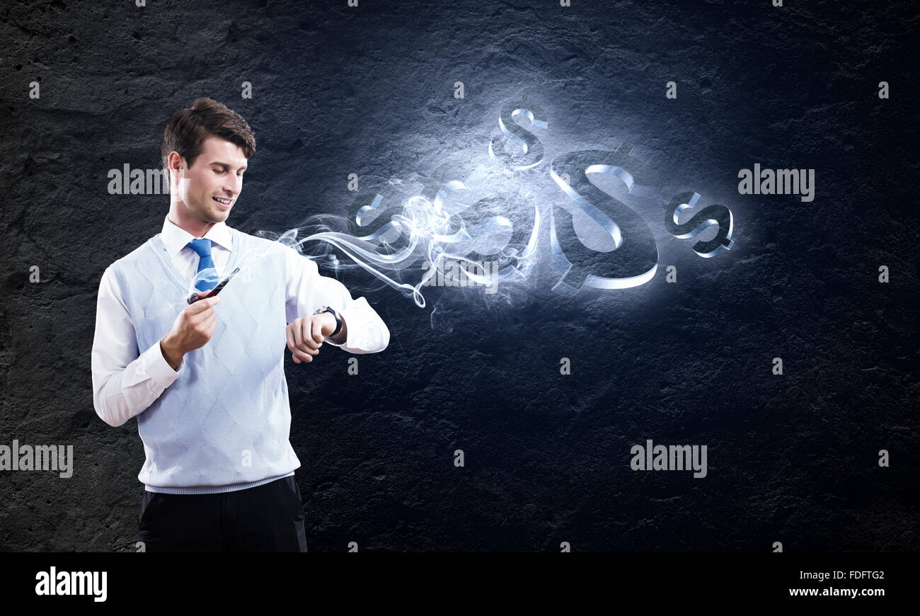 Bel giovane imprenditore tubo di fumo. Fare Soldi Foto Stock