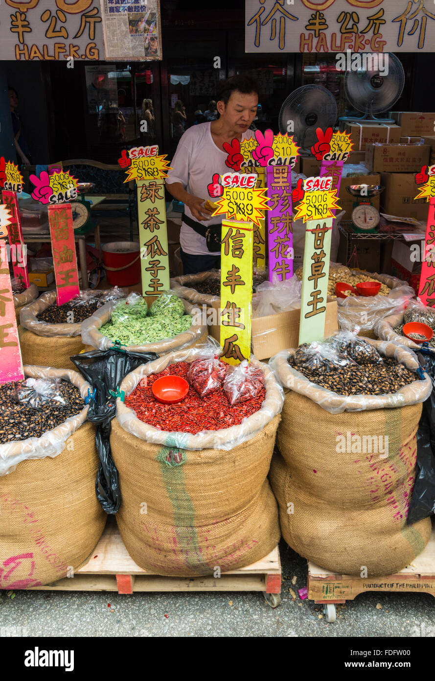 Festive produrre per la vendita presso il nuovo anno cinese 2016 a Chinatown Street Market, Chinatown, Singapore Foto Stock