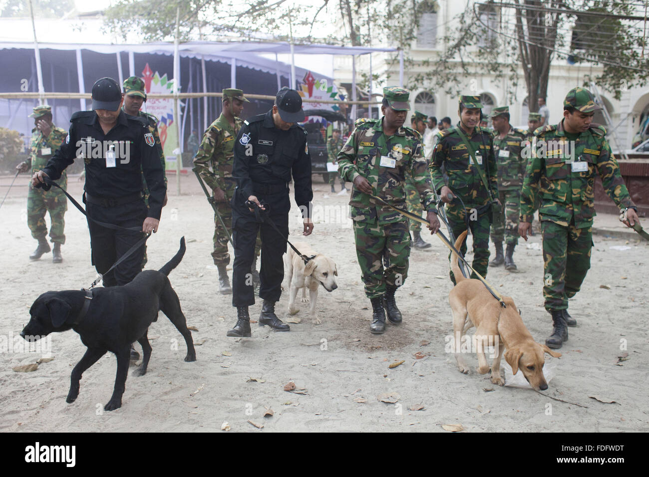 Dacca in Bangladesh. 31 gennaio, 2016. I funzionari di sicurezza compresi il personale dell'esercito e membri dell'elite force battaglione rapida azione (RAB) controllare il terreno di fronte a un libro in stallo con rivelatori di metalli e cani addestrati in Bangla Academy Book Fair locali a Dhaka, nel Bangladesh. © Suvra Kanti Das/ZUMA filo/Alamy Live News Foto Stock