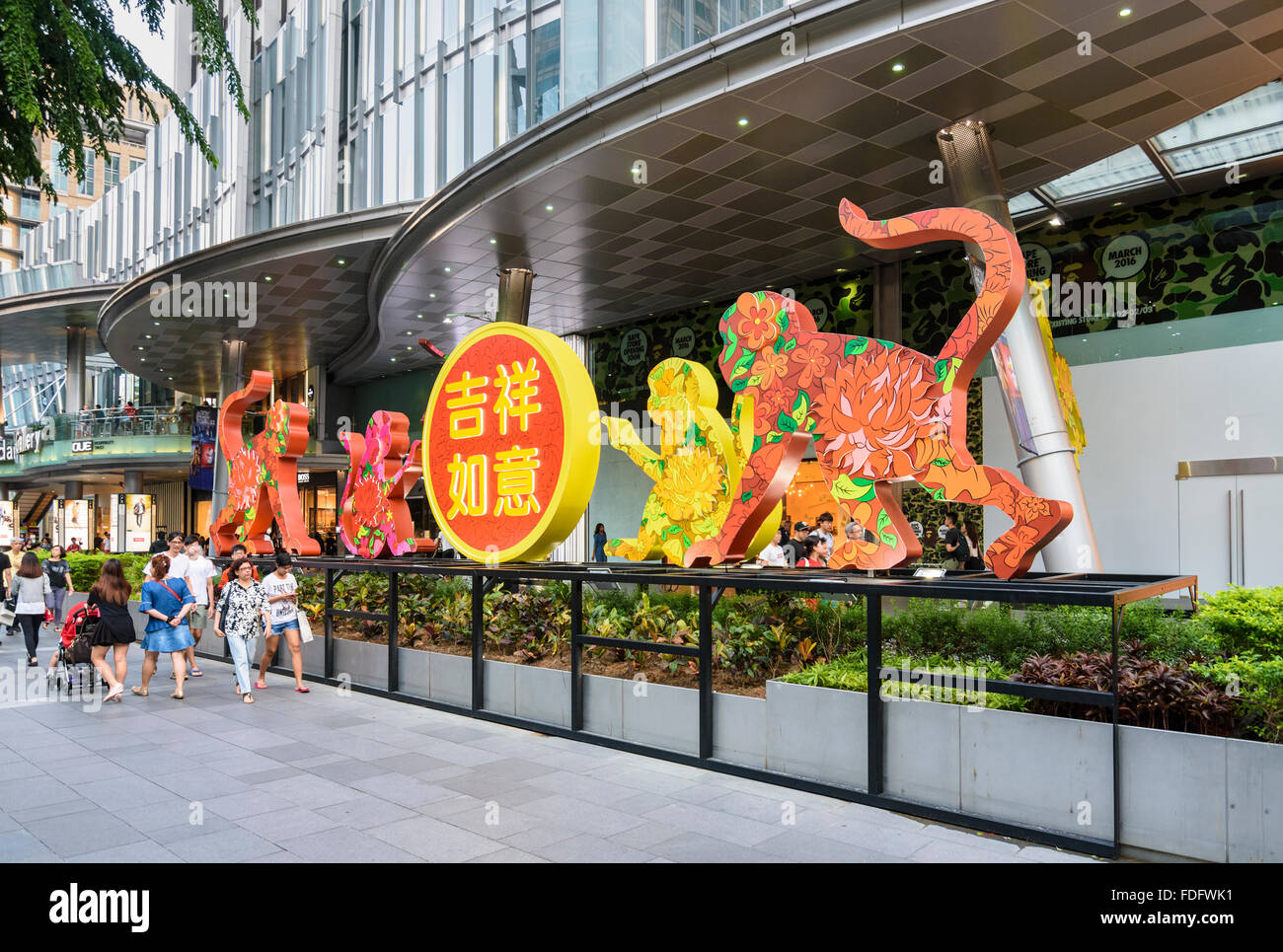 2016 Anno Nuovo Cinese della scimmia decorazione di strada al di fuori della galleria di mandarino, Orchard Road, Singapore Foto Stock
