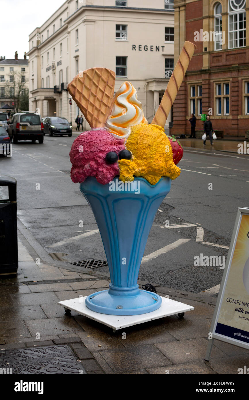 Grande gelato al di fuori di un negozio, Leamington Spa, Regno Unito Foto Stock