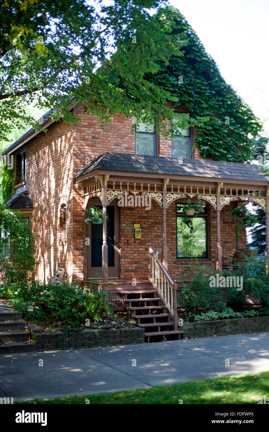 Storico ristrutturato Milwaukee Avenue casa di mattoni, costruita nel 1880 a basso reddito dei lavoratori. Minneapolis Minnesota MN USA Foto Stock