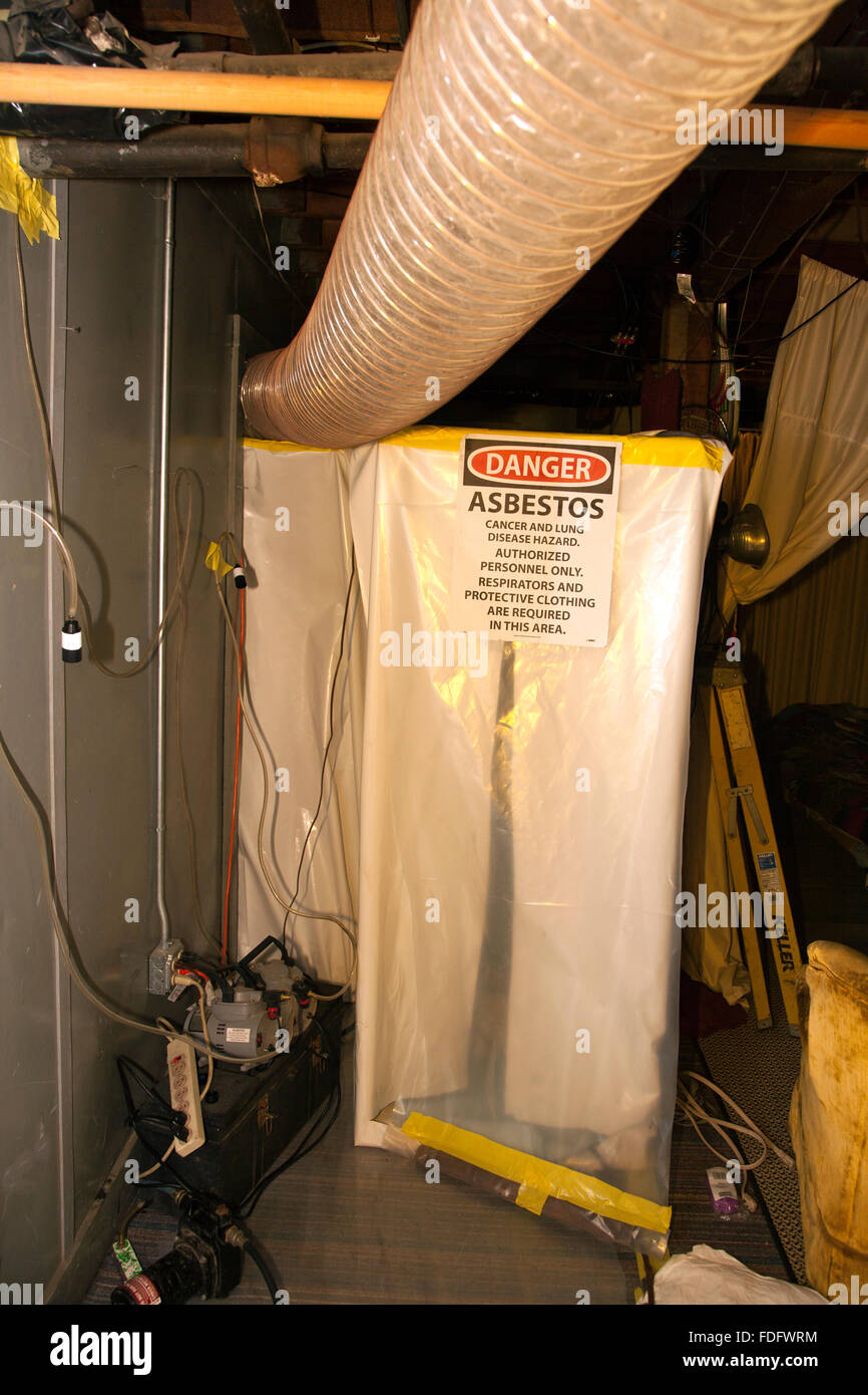 Il riparo e il tubo di scarico utilizzato nella rimozione asbestus isolamento da un vecchio gravità caldaia ad acqua calda. St Paul Minnesota MN USA Foto Stock