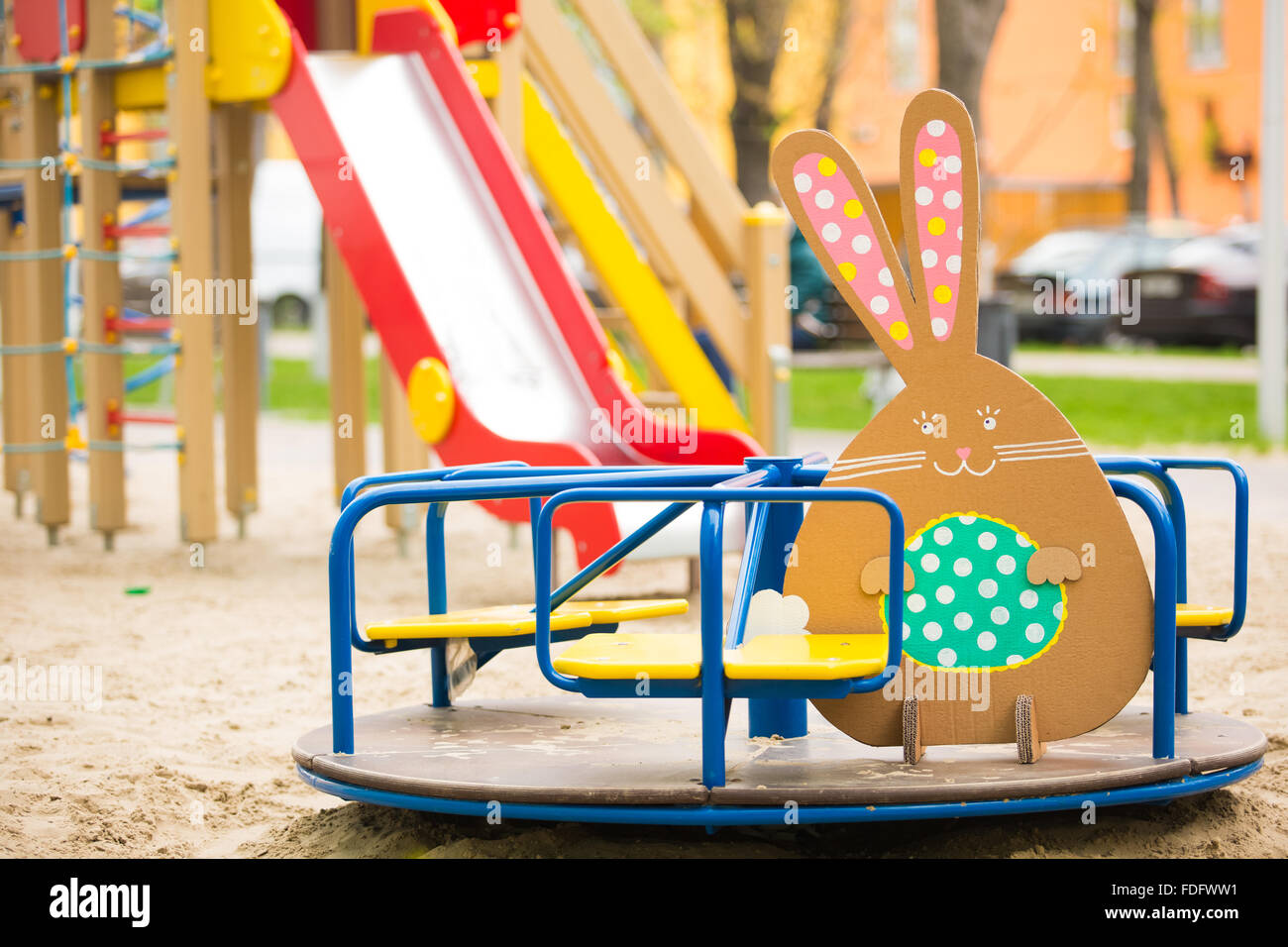 Decorazione per la Pasqua. Il coniglio di cartone Foto Stock