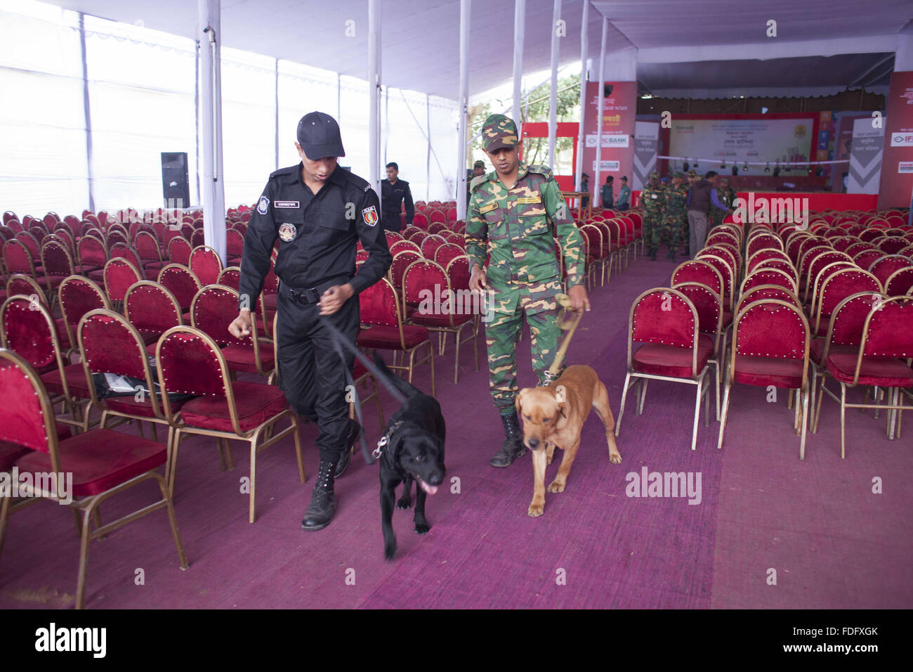 Dacca in Bangladesh. 31 gennaio, 2016. I funzionari di sicurezza compresi il personale dell'esercito e membri dell'elite force battaglione rapida azione (RAB) controllare il terreno di fronte a un libro in stallo con rivelatori di metalli e cani addestrati in Bangla Academy Book Fair locali a Dhaka, nel Bangladesh. © Suvra Kanti Das/ZUMA filo/Alamy Live News Foto Stock