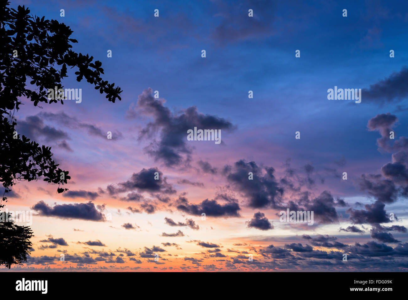 Bellissimo paesaggio colorato il cielo e la nube durante il tramonto in Thailandia per lo sfondo Foto Stock