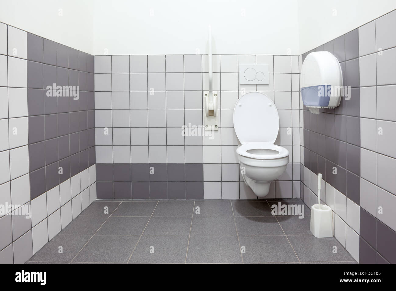 Pubblico bagno per disabili in un edificio di grandi dimensioni Foto Stock