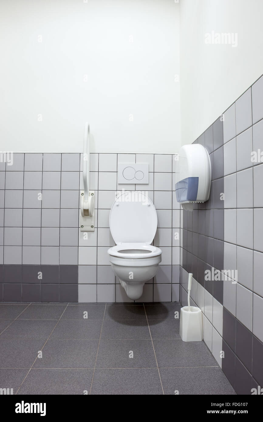 Pubblico bagno per disabili in un edificio di grandi dimensioni Foto Stock