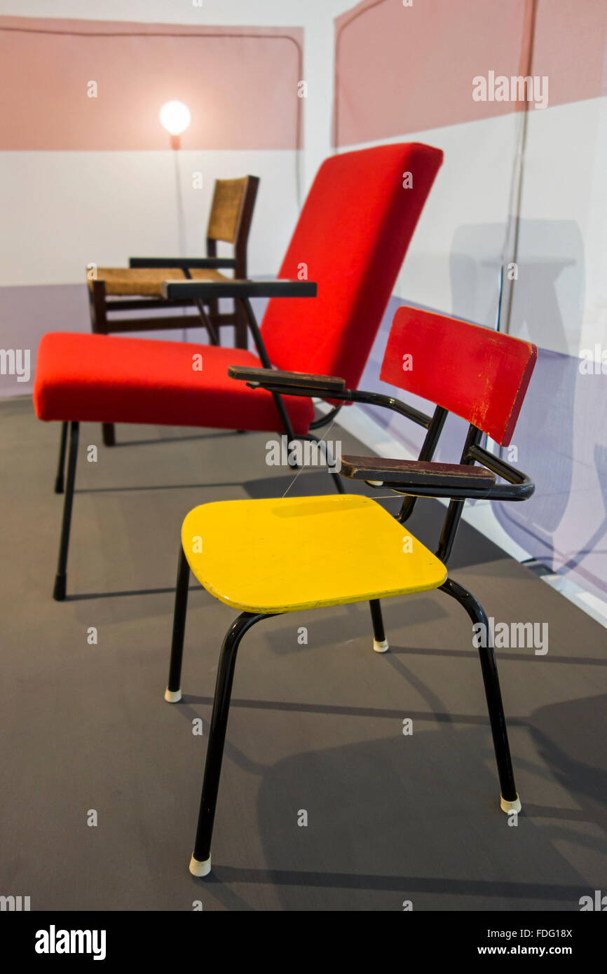 Sedie contemporaneo degli anni cinquanta e sessanta nel Design Museum Gent nella città di Gand, Fiandre Orientali, Belgio Foto Stock