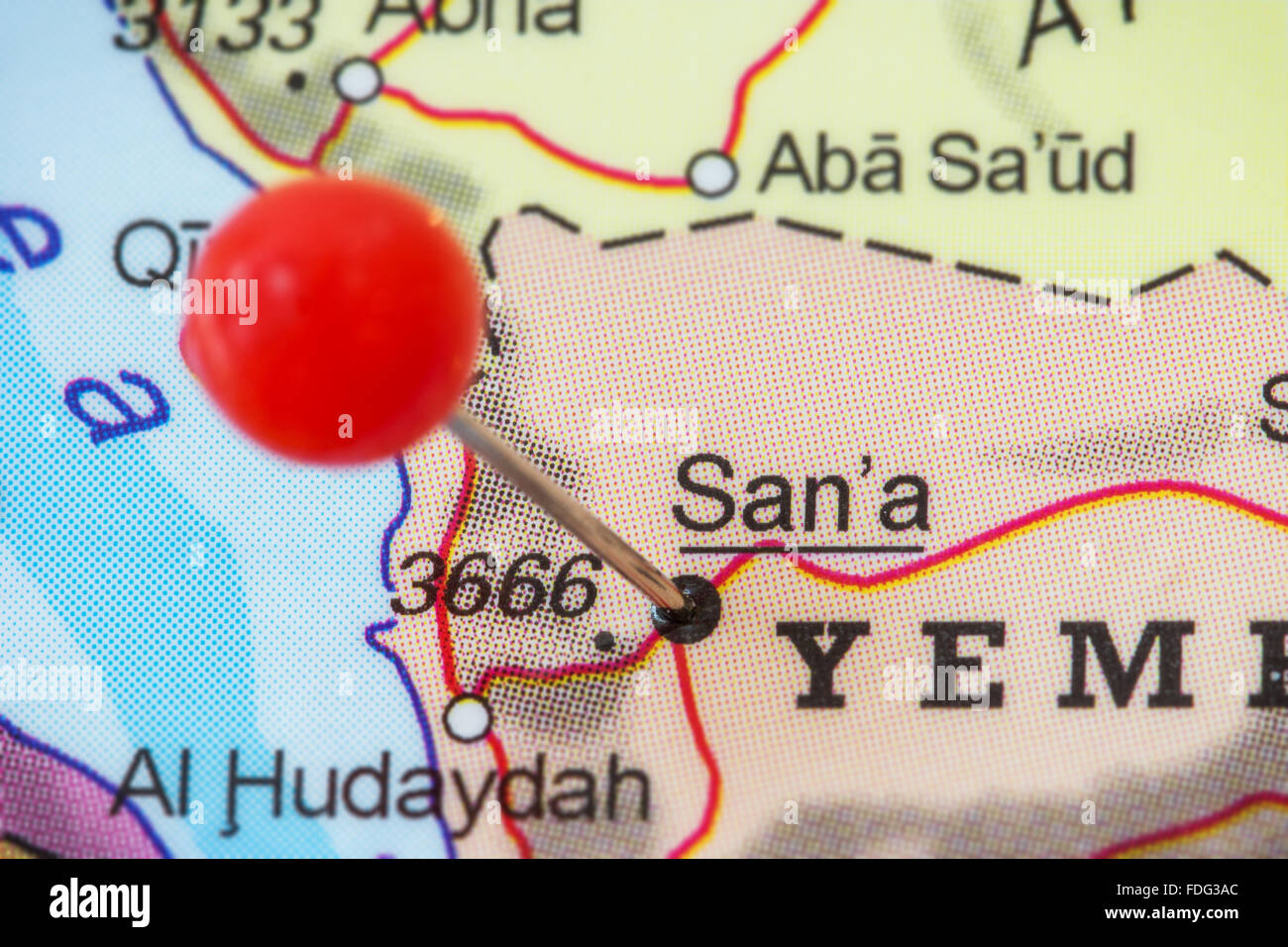 Close-up di una puntina rossa in una mappa di San'a (o di Sana'a, Sanaa, Sana), Yemen. Foto Stock