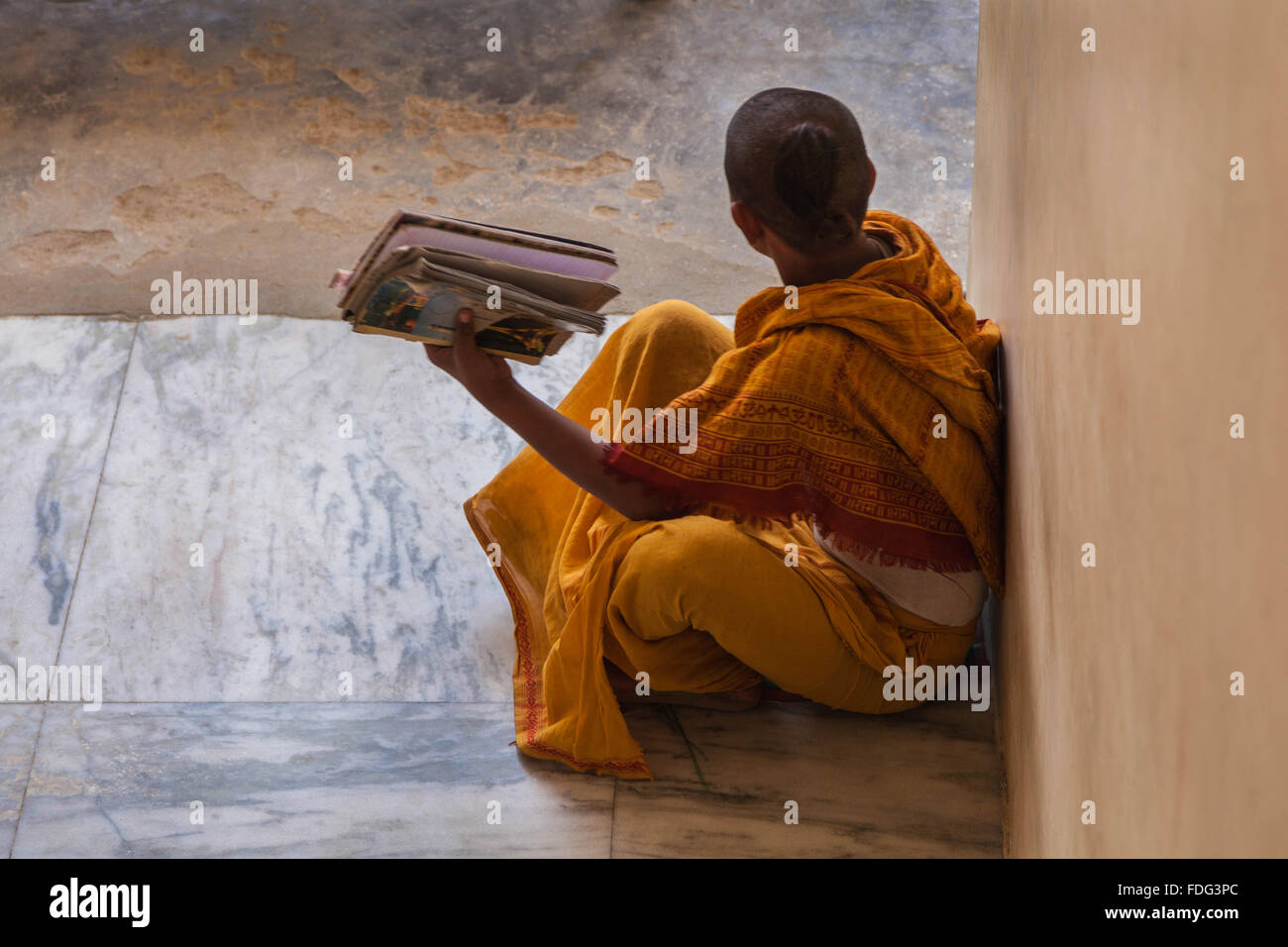 Un ragazzo indù da un ashram in Agra, India, a studiare per il sacerdozio. Foto Stock