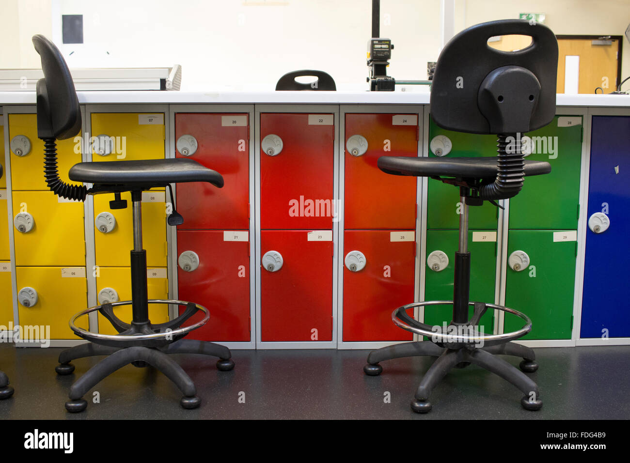 Ufficio sgabelli e vivacemente colorato di armadietti Foto Stock