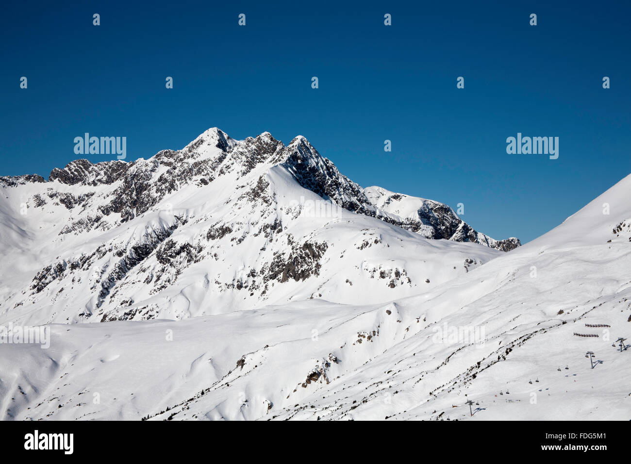Panorama di montagna e piste da sci al di sotto del Mohnenfluh Lech am Arlberg Austria Foto Stock