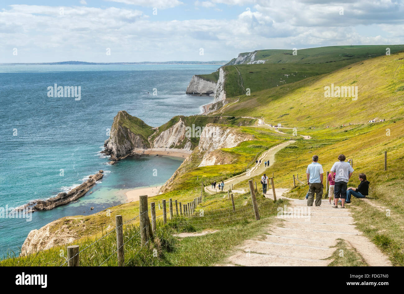 Escursionista sulla passeggiata costiera al 'Durdle porta' nelle vicinanze Lulworth, Dorset, Sud Inghilterra, Regno Unito Foto Stock