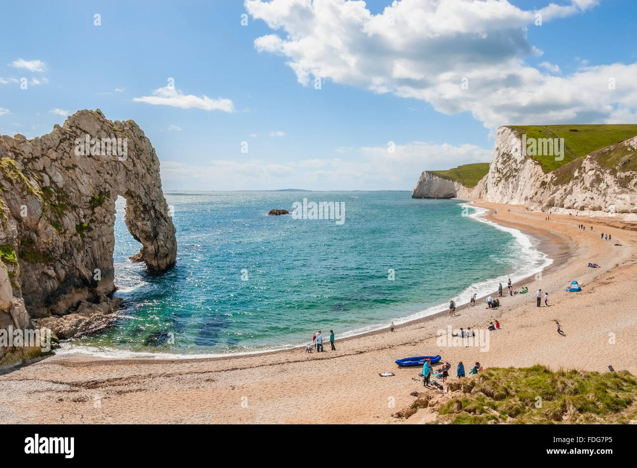 Spiaggia presso la "Porta urdle' Cliff formazione nelle vicinanze Lulworth, Dorset, l'Inghilterra del sud. Foto Stock