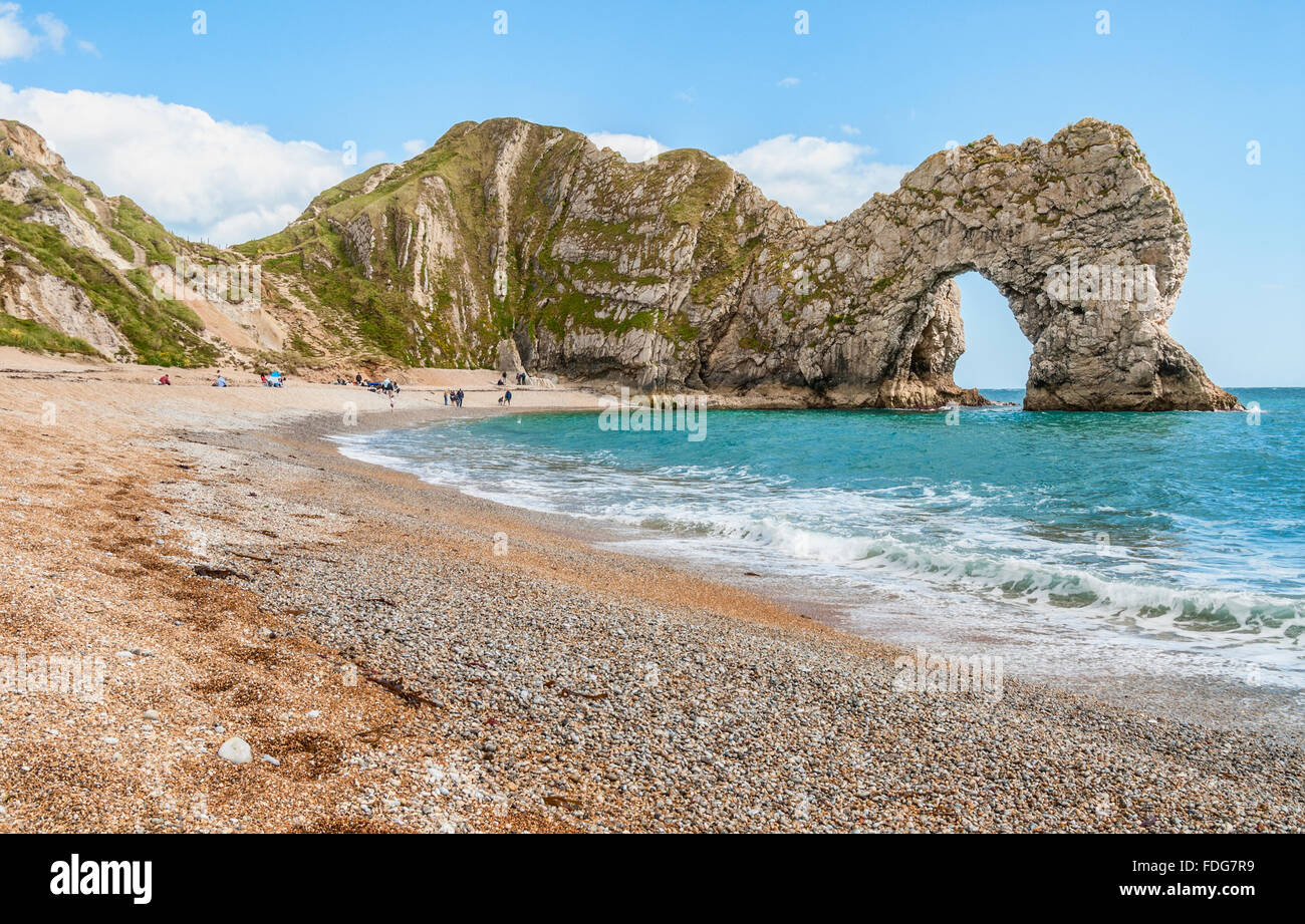 Spiaggia presso la "Porta urdle' Cliff formazione nelle vicinanze Lulworth, Dorset, l'Inghilterra del sud. Foto Stock