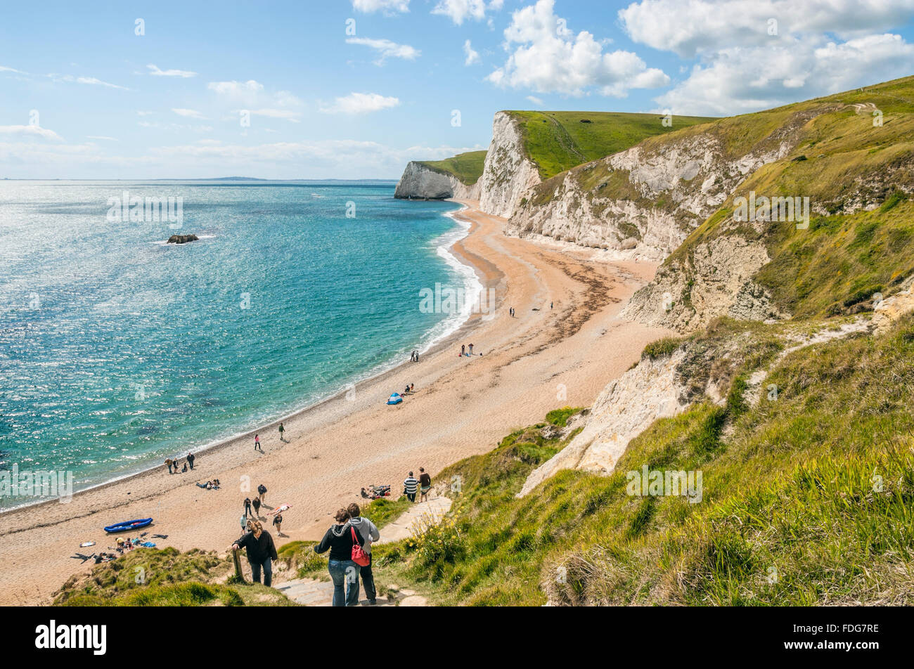 Escursionista sulla passeggiata costiera al 'Durdle porta' nelle vicinanze Lulworth, Dorset, Sud Inghilterra, Regno Unito Foto Stock