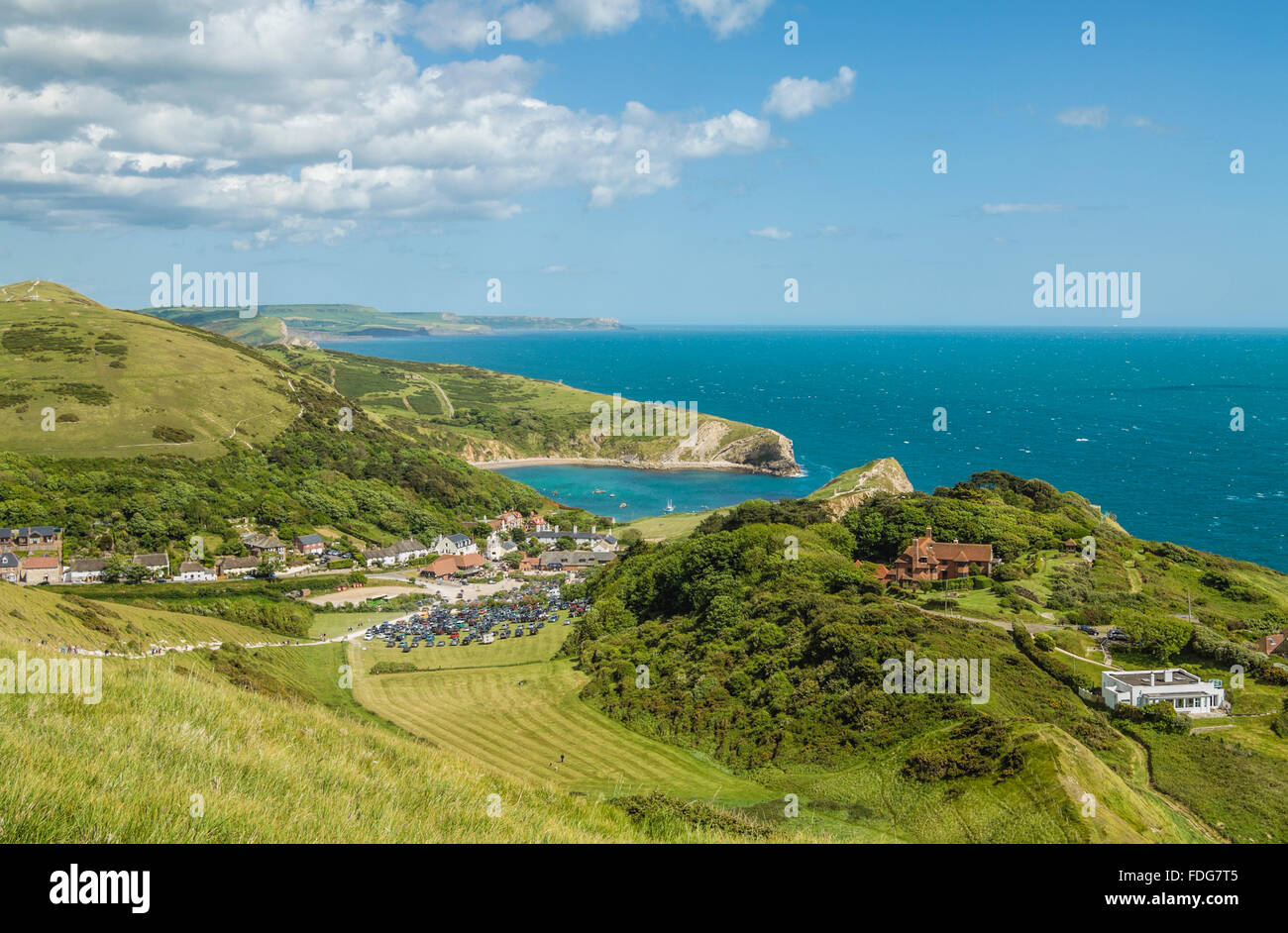 Costa nelle vicinanze Lulworth Cove e il villaggio di West Lulworth, Dorset, Inghilterra Foto Stock