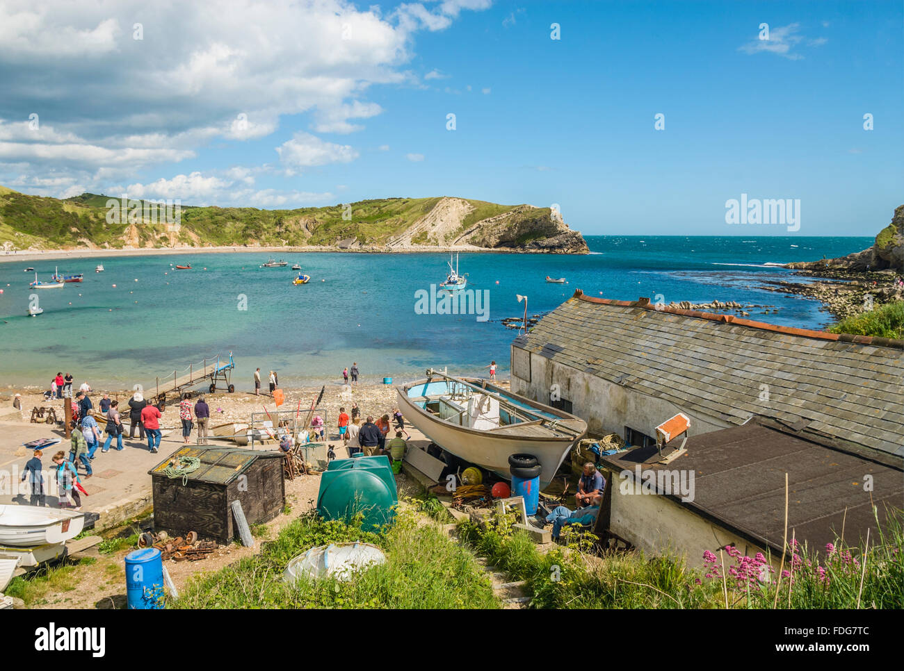 Lulworth Cove e il villaggio di West Lulworth, Jurassic Coast Sito Patrimonio Mondiale, Dorset, Inghilterra Foto Stock