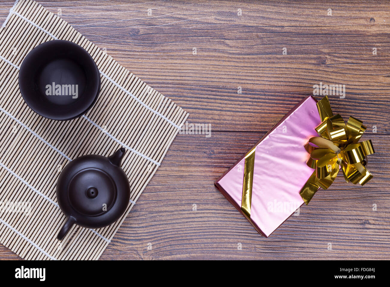 Regalo di san valentino pack con set di tè su sfondo di legno Foto Stock