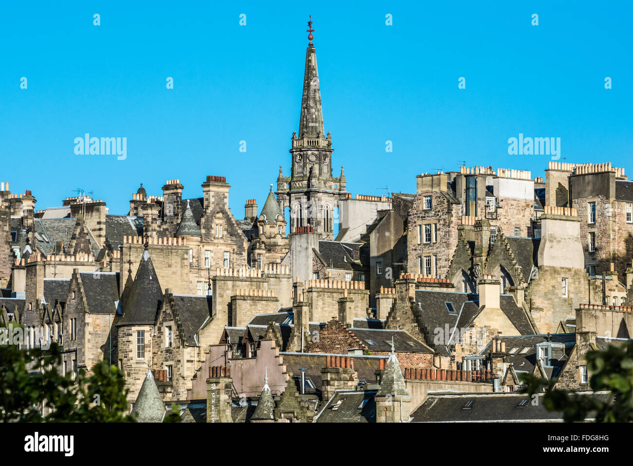 Panoramica di Tron Kirk torre e i tetti delle case a Edimburgo, Scozia. Foto Stock