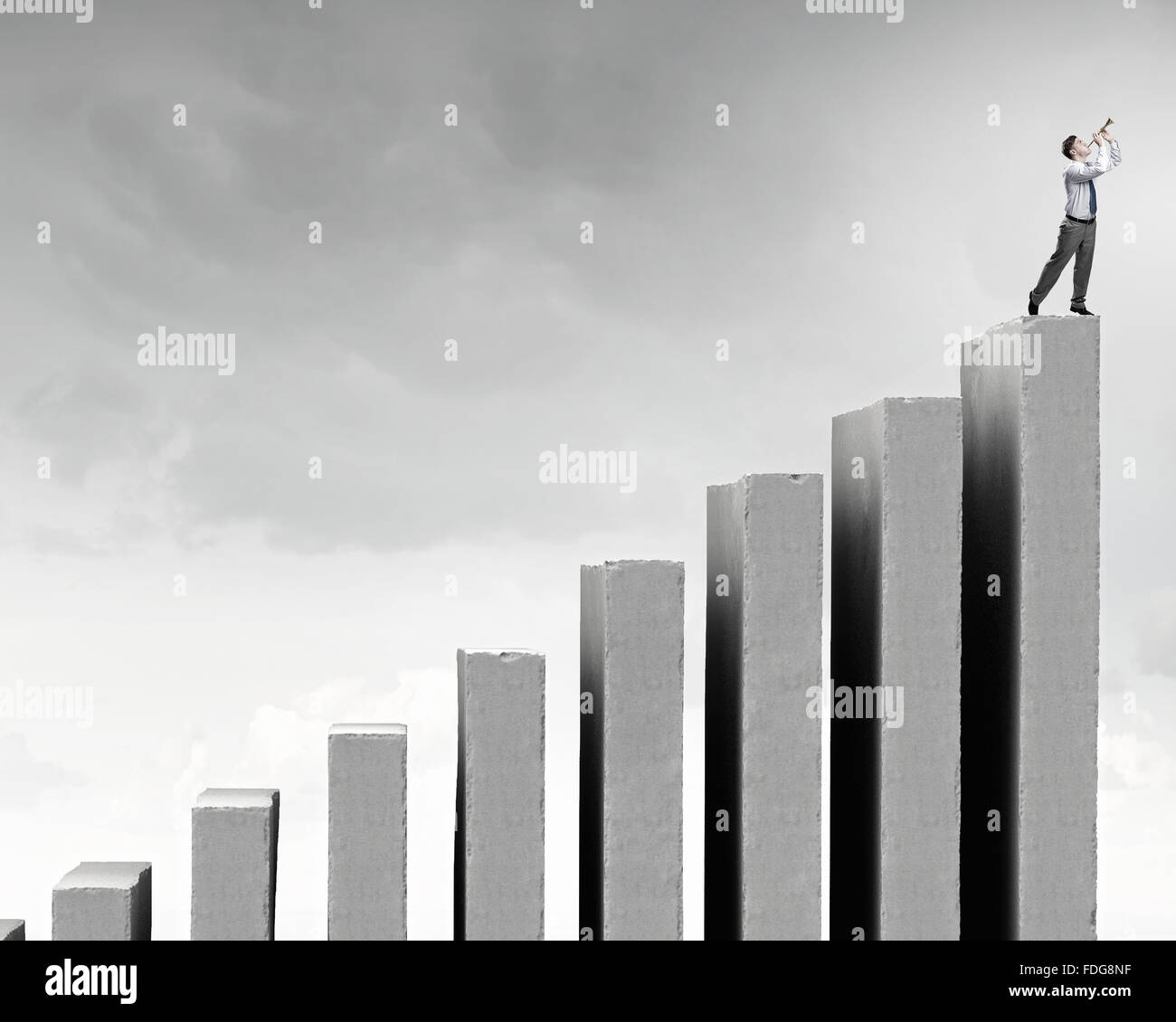 Imprenditore allegro riproduzione di tubo e la crescita finanziaria nozione Foto Stock