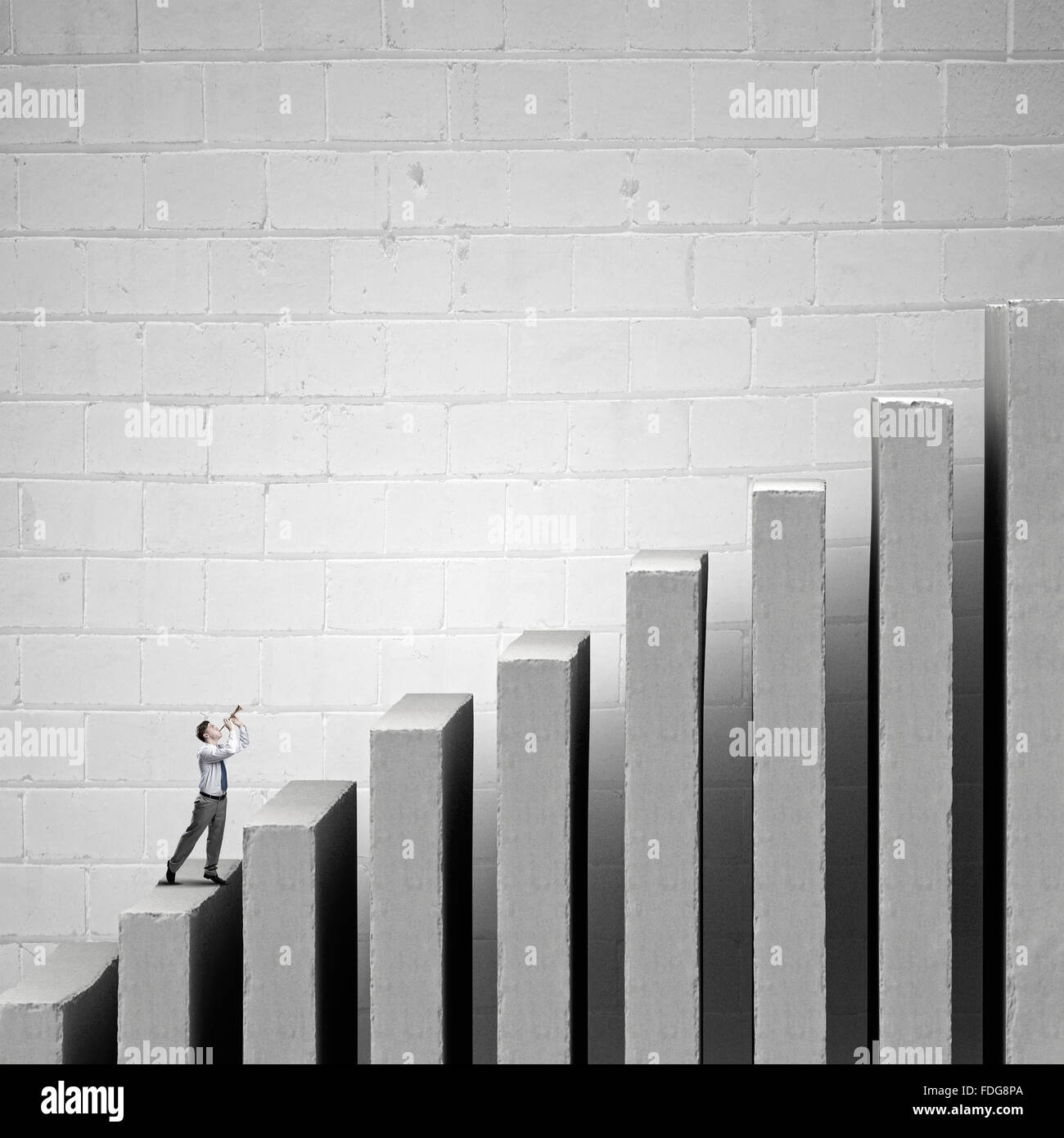 Imprenditore allegro riproduzione di tubo e la crescita finanziaria nozione Foto Stock