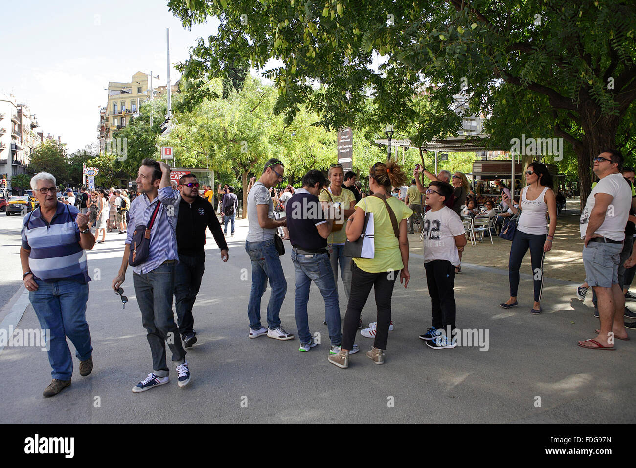 Incredibile muratura dettagliata, i turisti in coda e i bus turistici rendono la zona locale intorno Sagrada de Familia un alveare di attività. Foto Stock