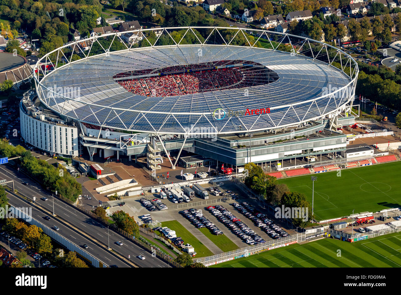 Vista aerea, Bayer 04 Leverkusen, BayArena, lo stadio di calcio di club Bayer  04 Leverkusen, guardare le tribune momento Foto stock - Alamy