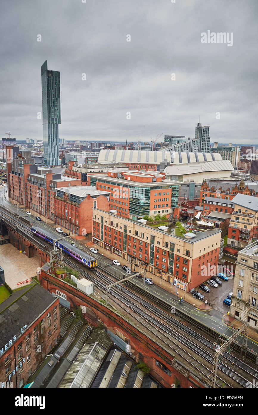 Rampa settentrionale sprinter treno lascia Manchester Oxford Road per eseguire in parallelo con Whitworth Street passato la Hacienda Travel Trav Foto Stock