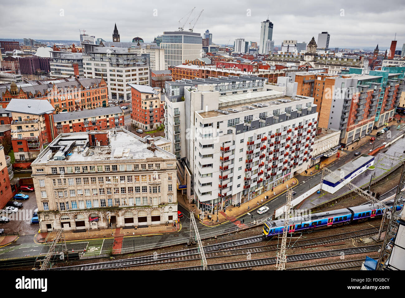 Manchester locali Nord Rail service lascia Manchester Oxford Road stazione ferroviaria in un giorno di pioggia pioggia con tempo umido le vie hi Foto Stock