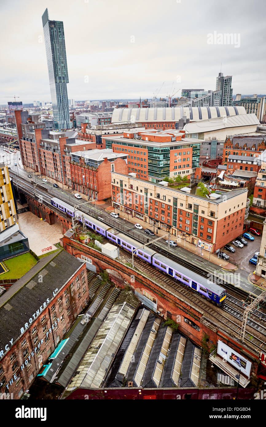 Manchester locali Nord Rail service lascia Manchester Oxford Road stazione ferroviaria in un giorno di pioggia pioggia con tempo umido le vie hi Foto Stock