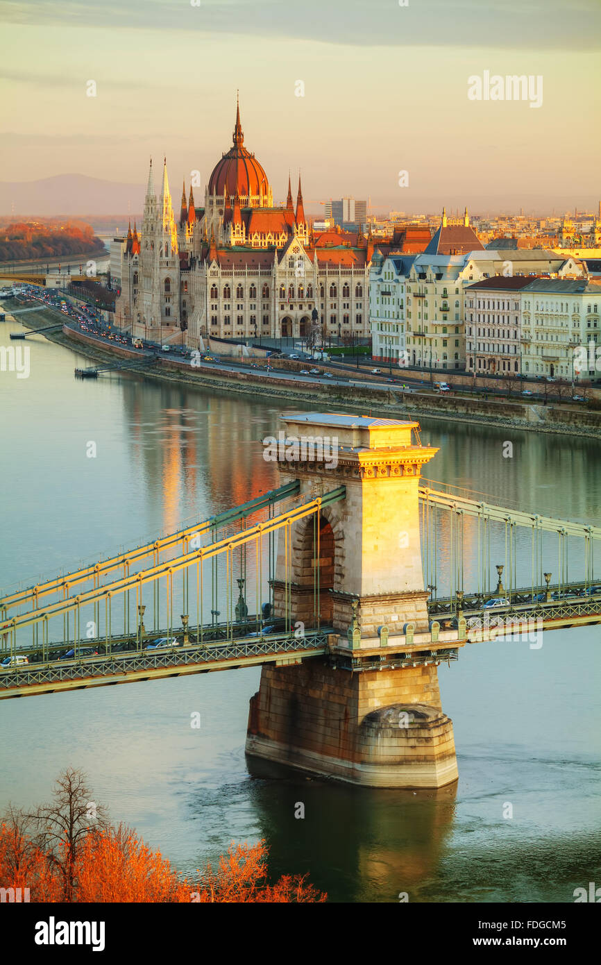 Panoramica di Budapest con il palazzo del parlamento di sunrise Foto Stock