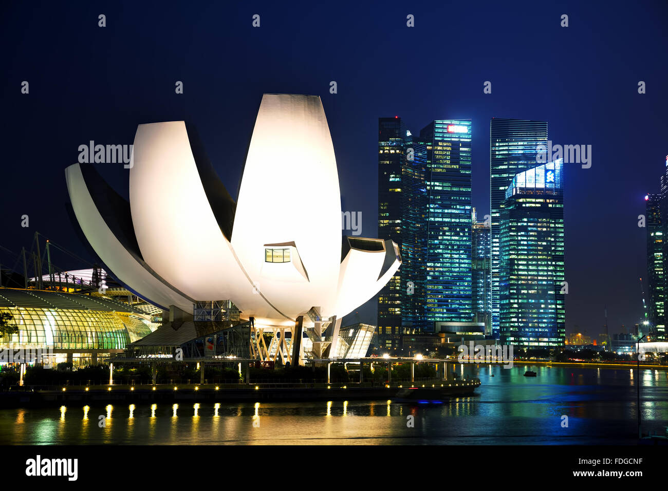 SINGAPORE - novembre 06: ArtScience Museum di Singapore il quartiere finanziario a sfondo su Novembre 06, 2015 a Singapore Foto Stock
