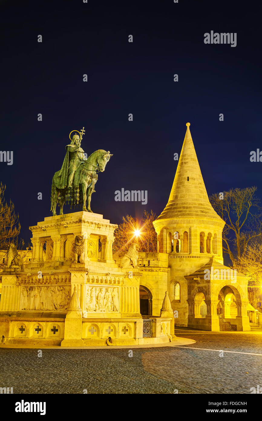 Bastione del Pescatore con st Istvan monumento a Budapest, in Ungheria di notte Foto Stock
