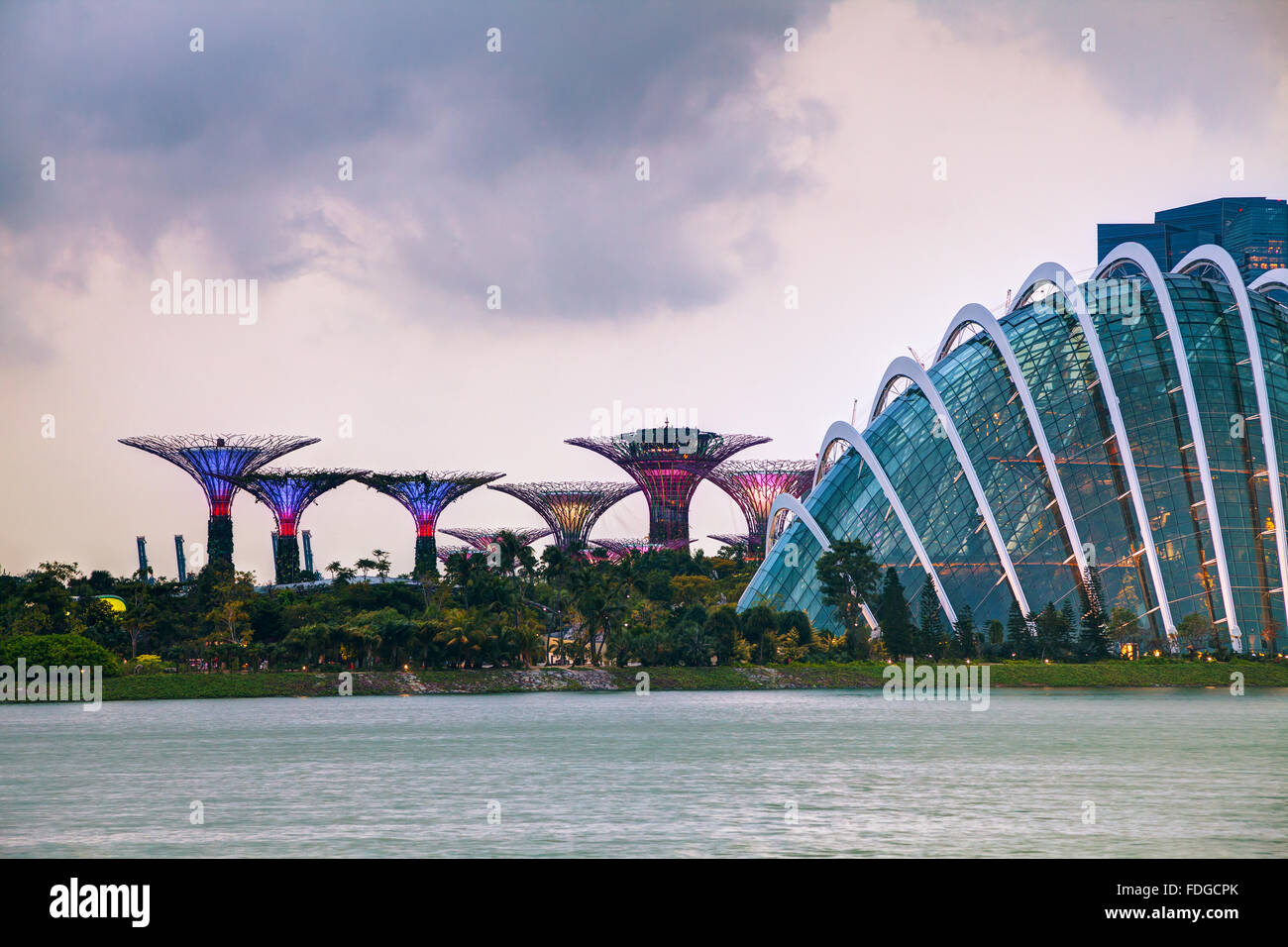 Panoramica di Singapore con giardini dalla baia al tramonto Foto Stock